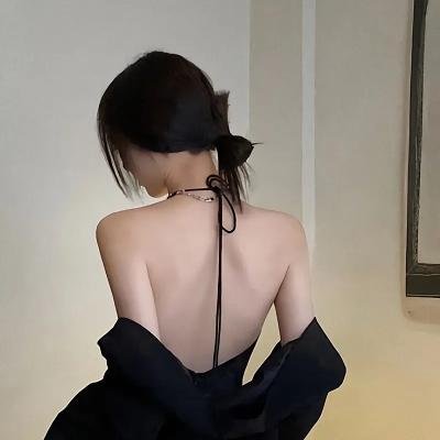当她换上泳衣